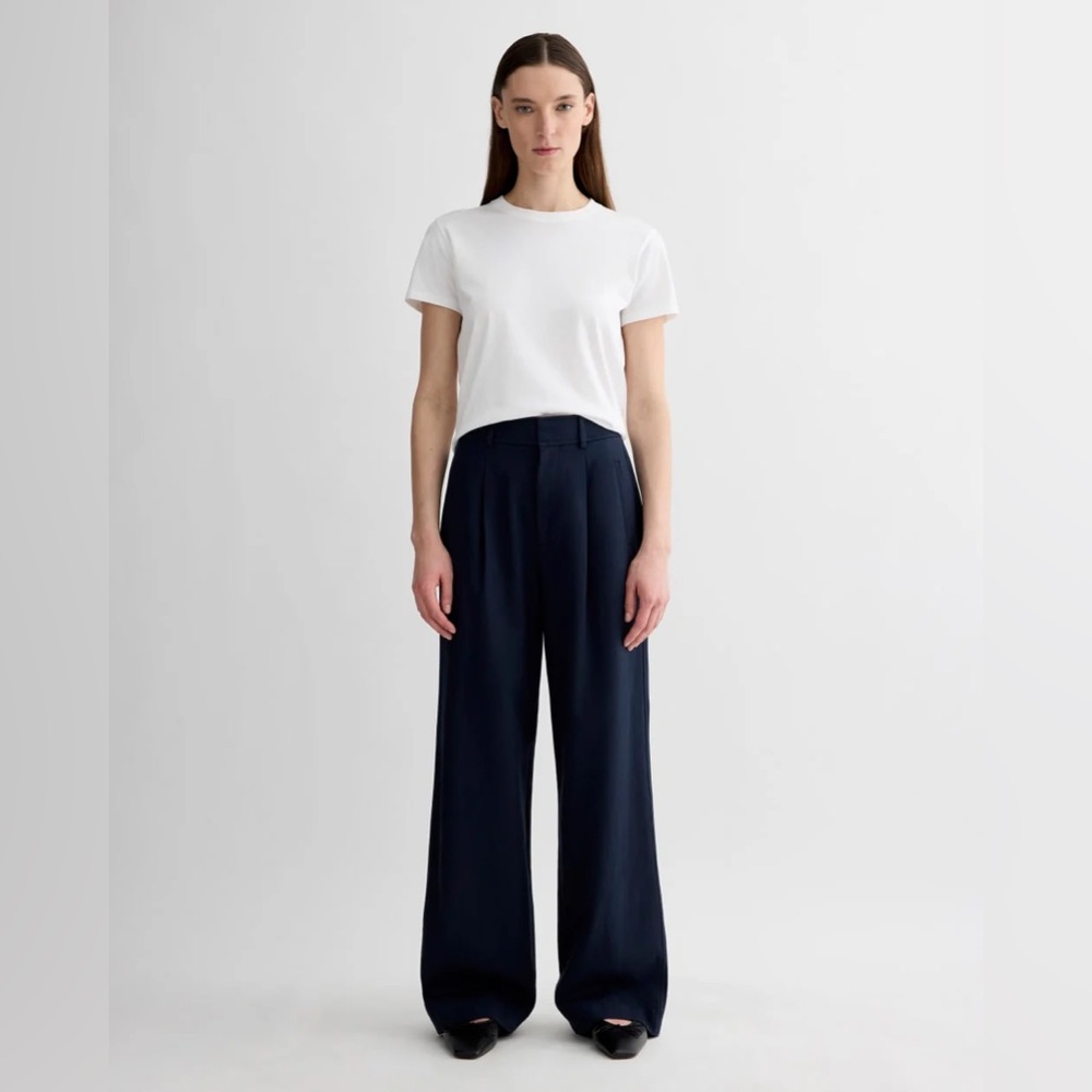 Everlane Draper Pleated Pant in Buttersmooth Navy Blue Wide Leg Trouser Size 8